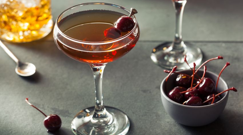 http://www.nestorliquor.com/cdn/shop/articles/manhattan_cocktail_recipe_nestor_liquor.jpg?v=1664311053